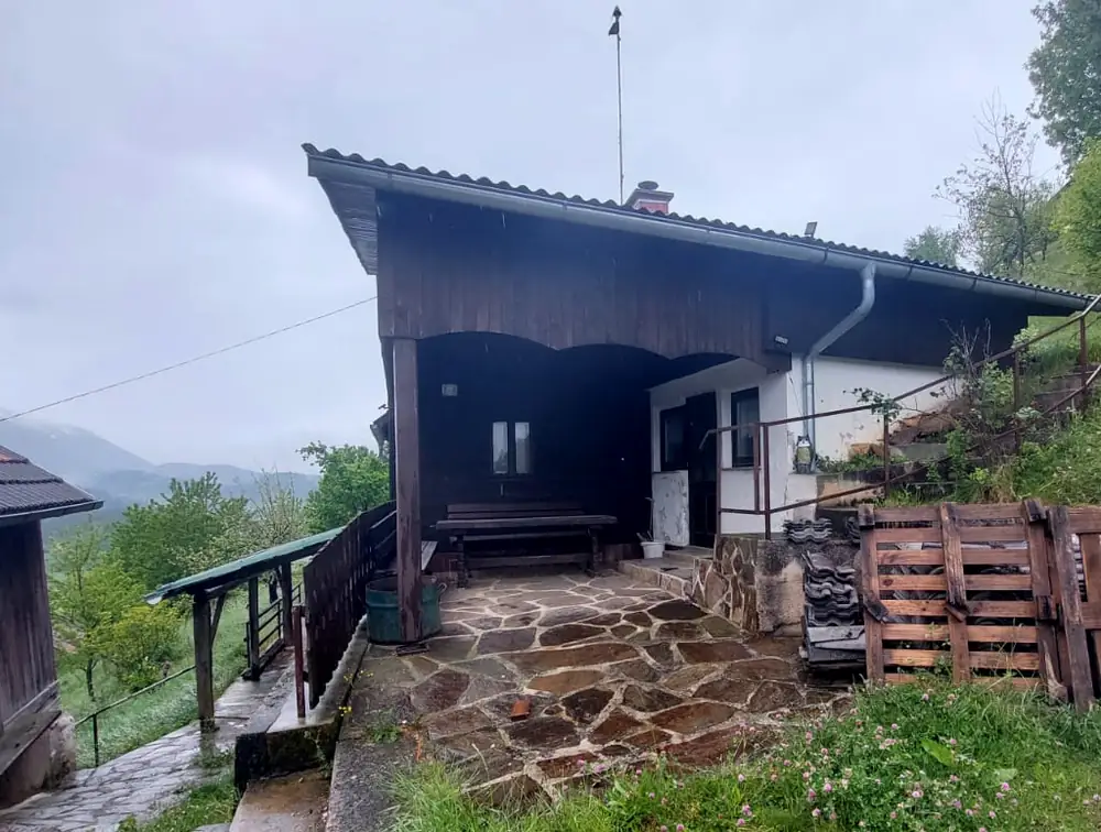 Lovilnik Prevectron na strehi hiše na Štajerskem