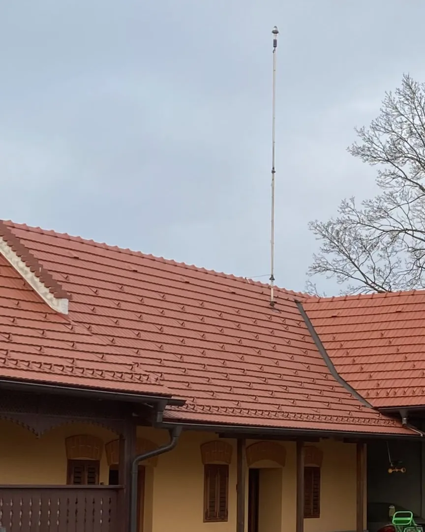 Lovilnik Prevectron na drogu nad streho prekmurske kmetije