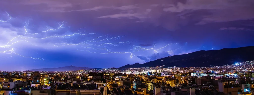 Nočna nevihta s strelami nad naseljem
