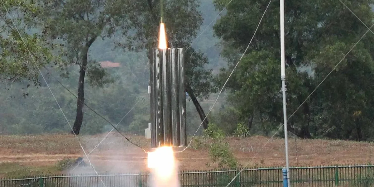 Izstrelitev rakete, ki sproži strelo na testni postaji INDELEC