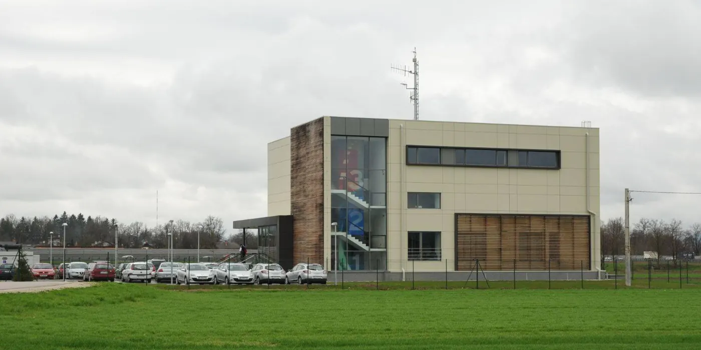Nadzorni center DARS v Dragomlju s strelovodom na strehi