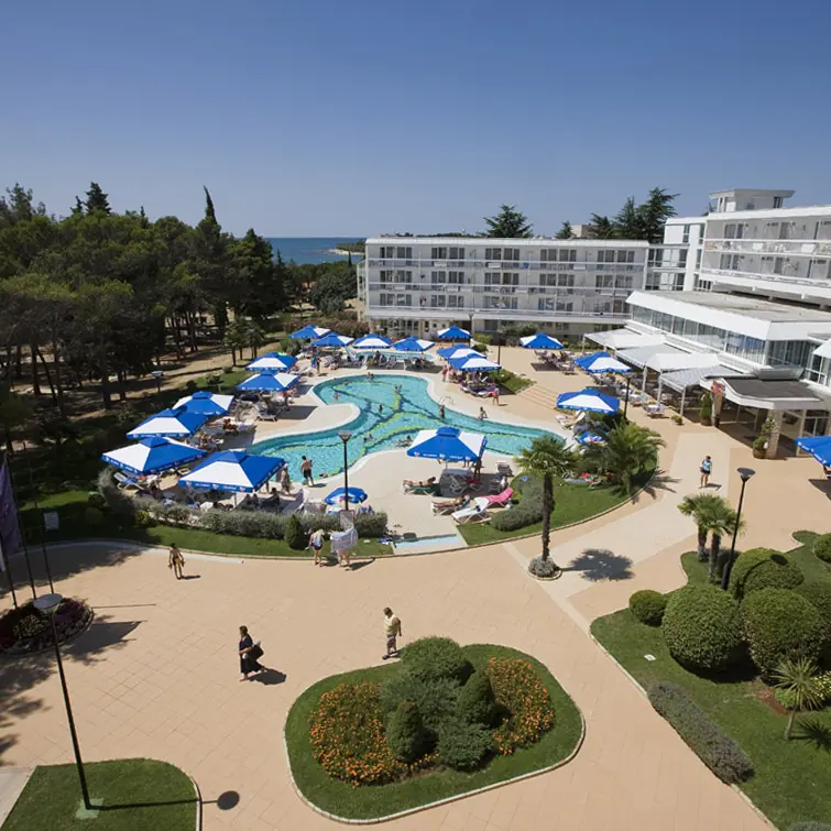 Hotel Laguna v Novigradu z bazenom, pogled od zgoraj