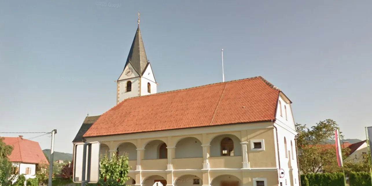 Stara kašča z arkadami in cerkev, na strehi kašče strelovod