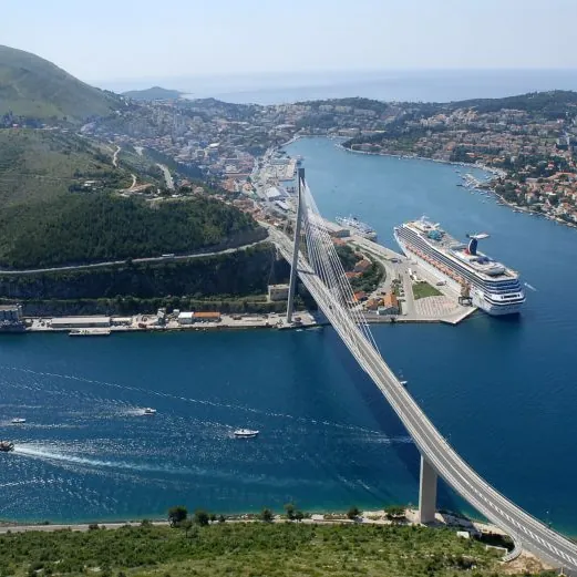 Viseči most pri Dubrovniku nad morskim zalivom