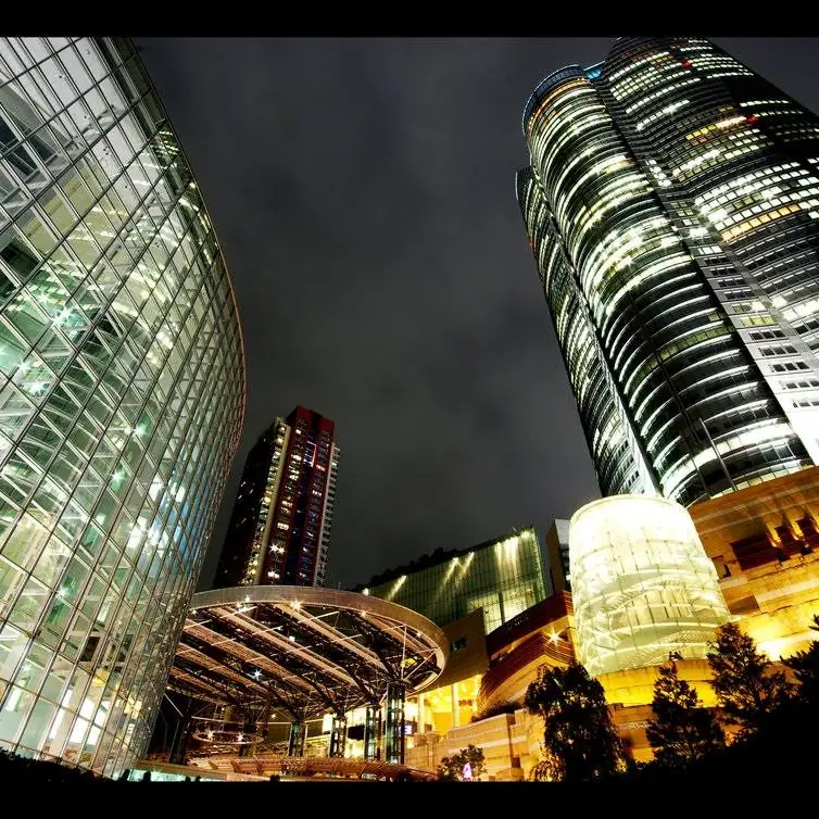 Nebotičniki Roppongi Hills v Tokiu ponoči
