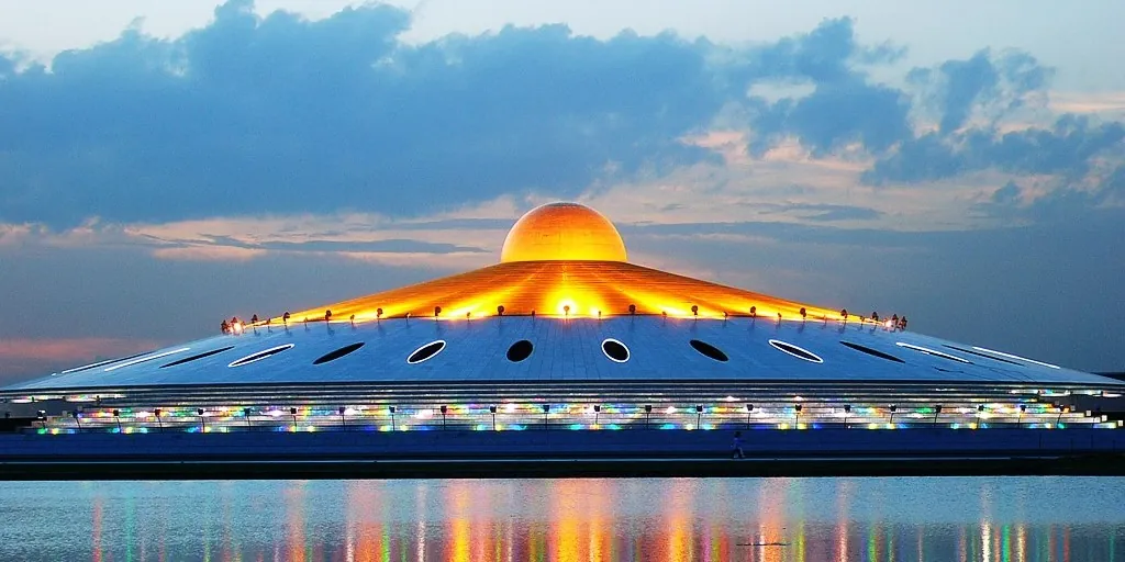 Kupola templja Dhammakaya z odsevom v vodi